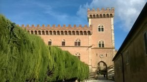 L'entrata del castello medievale a Bolgheri