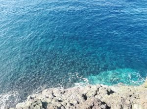 Il mare azzurro della Liguria lungo la ciclopedonale MareMonti