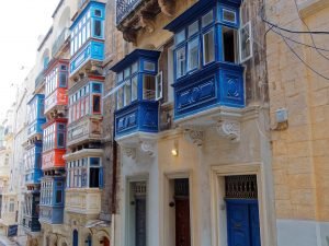 Viaggio a Malta: i balconi in legno colorato