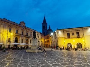 Piazza XX Settembre e la statua di Dante a Sulmona