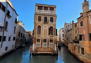 Cosa vedere di insolito a Venezia, Palazzo Tetta, casa circondata dall'acqua su tre lati